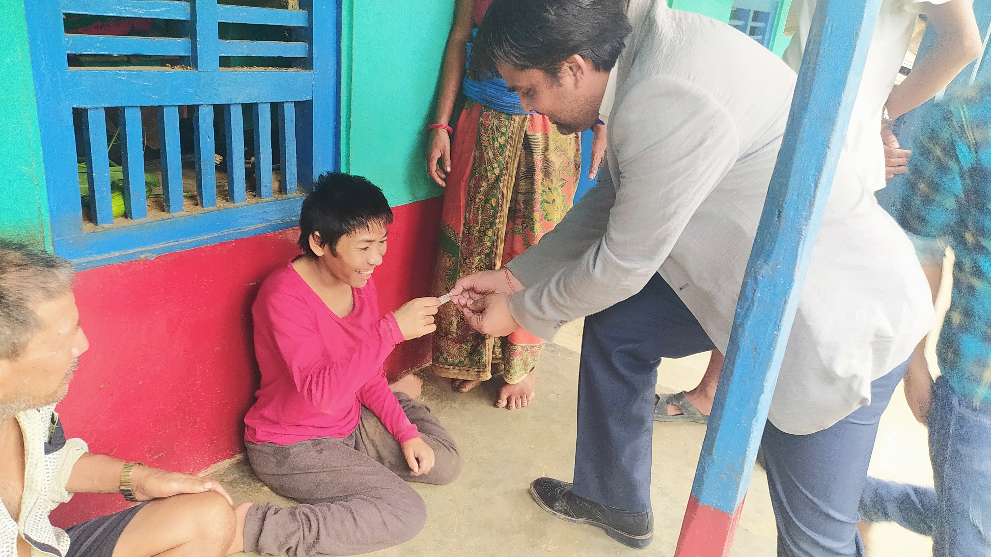 पूर्ण अशक्त श्री ख्याम कुमारी वि क लाई नागरिकताको प्रमाणपत्र हस्तान्तरण गर्दै का.प्र. श्री रबीन्द्रप्रसाद पौड्याल